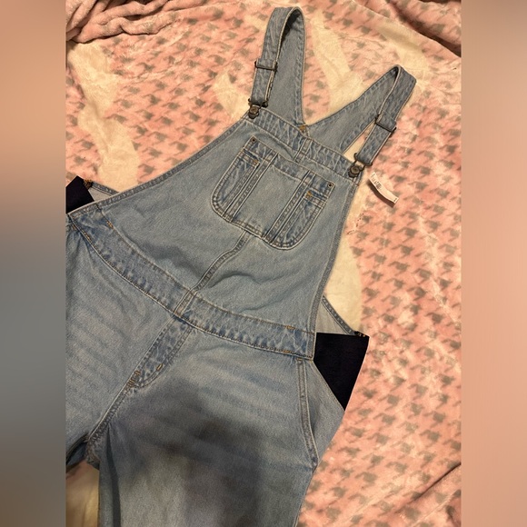 Old navy maternity overalls - Picture 3 of 5
